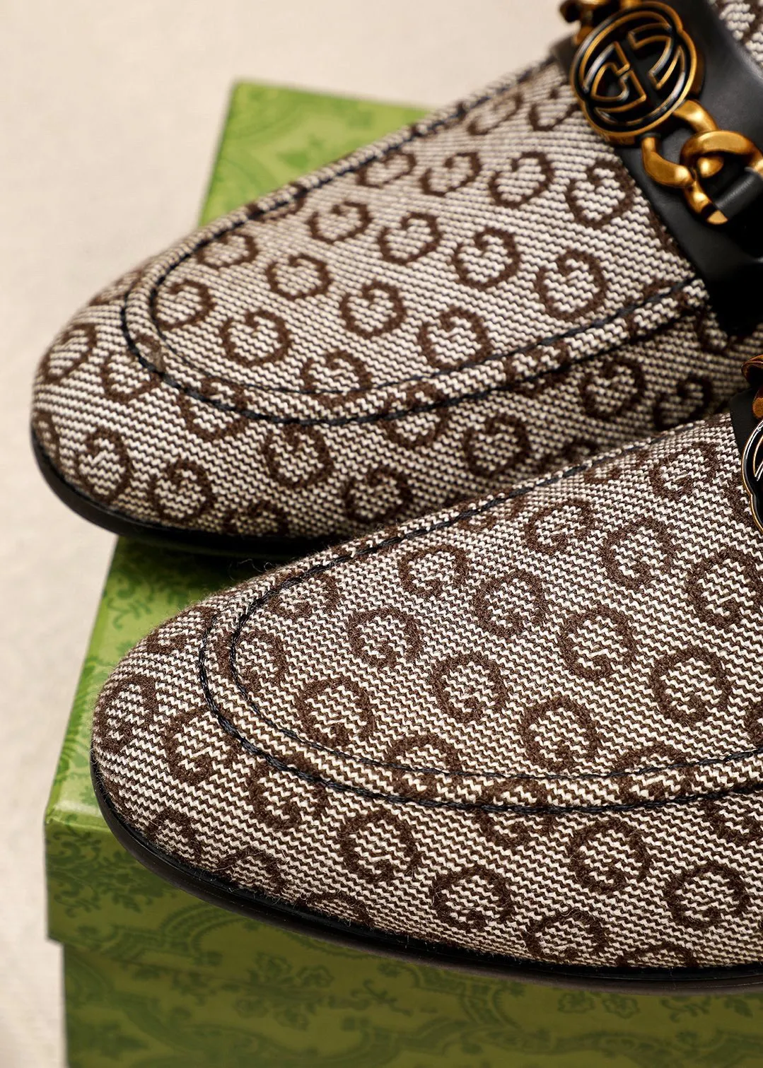 Men's shoes 💰462 💐 Product trademark: GUCCI "Gucci" casual leather shoes Regular size: 38-44 (45.46.47🉑️Customized) Product materials: Selected imported first-layer fabric upper + luxury hardware buckle, imported cowhide leather lining. Strong three-dimensional visual effect, original outsole color: 1⃣️color optional